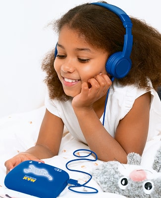 Visuel d’une enfant utilisant le casque et la conteuse MAX