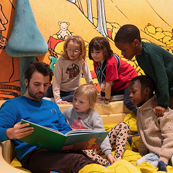 Visuel d’enfants en train d’écouter une histoire