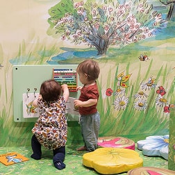 Visuel d’enfants en train de s’amuser à la maison des histoires